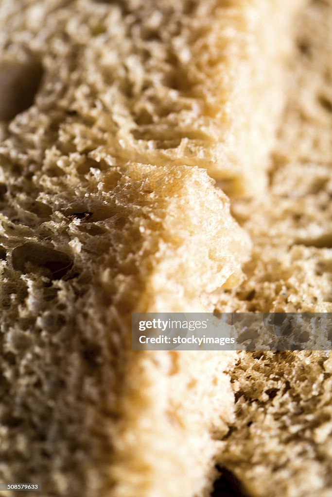 Nahaufnahme des ein frisches Weizen Brot Schneiden