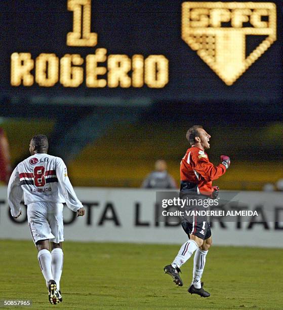 El arquero Rogerio Ceni del equipo brasileno de Sao Paulo festeja luego de convertir, de tiro libre, frente al equipo venezolano Deportivo Tachira,...