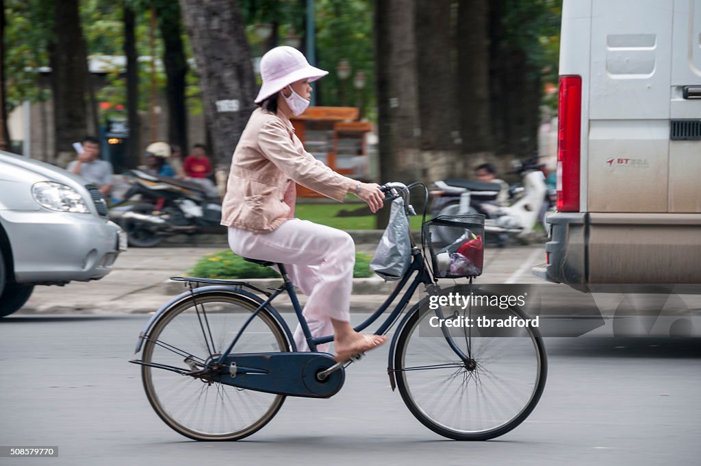 Donna, andare In bicicletta A Ho Chi Minh Città, Vietnam