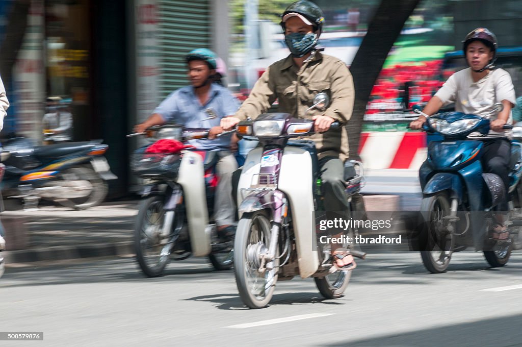 Personnes équitation des Trottinettes à Hô-Chi-Minh-Ville, Viêt Nam