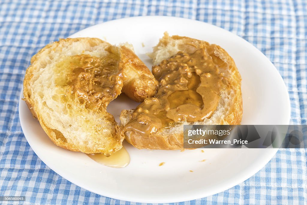 Honey Croissant mit Erdnussbutter