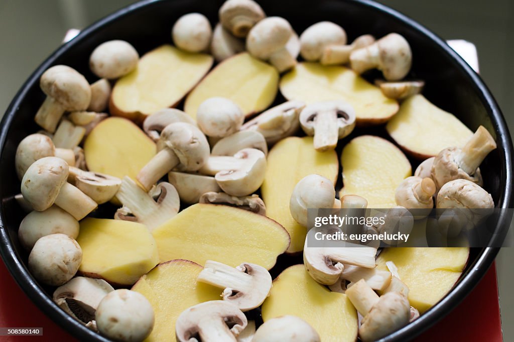 Pilzen und Bratkartoffeln bereit für Grill