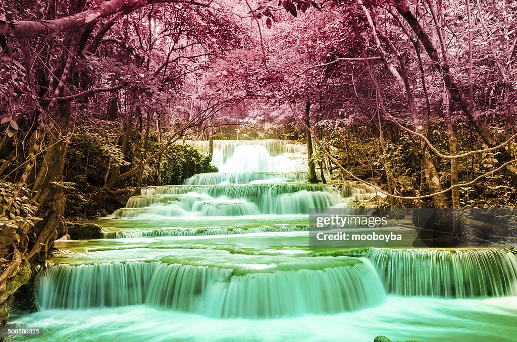 Huai Mae Khamin Wasserfall im tiefen Wald National Park Kanjanabu