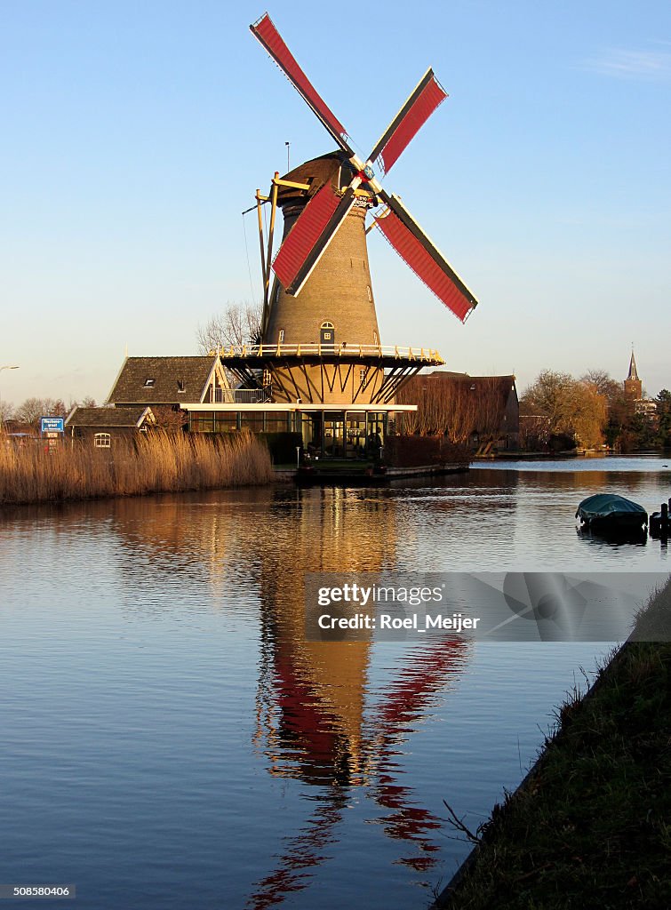 オランダトウモロコシミルアロング運河、水に反映されています。