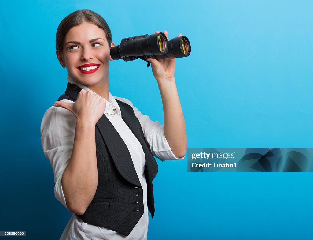 Business-Frau mit dem Fernglas