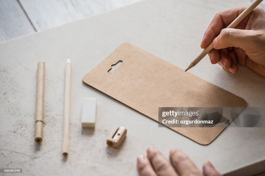 Mão Prepare- se para escrever em branco Papel Pardo