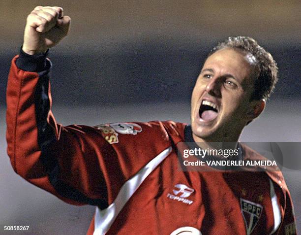 Rogerio Ceni, arquero del equipo brasileno de Sao Paulo, festeja la victoria de 3-0 frente al equipo venezolano Deportivo Tachira, en el Estadio do...