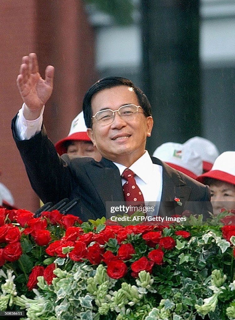 Taiwanese President Chen Shui-bian gestu