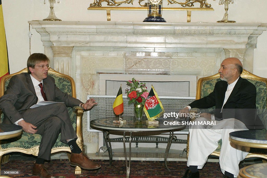 Afghan President Hamid Karzai (R) talks