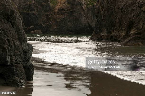 tide washes up between rocks on beach - pistol river state park stock pictures, royalty-free photos & images