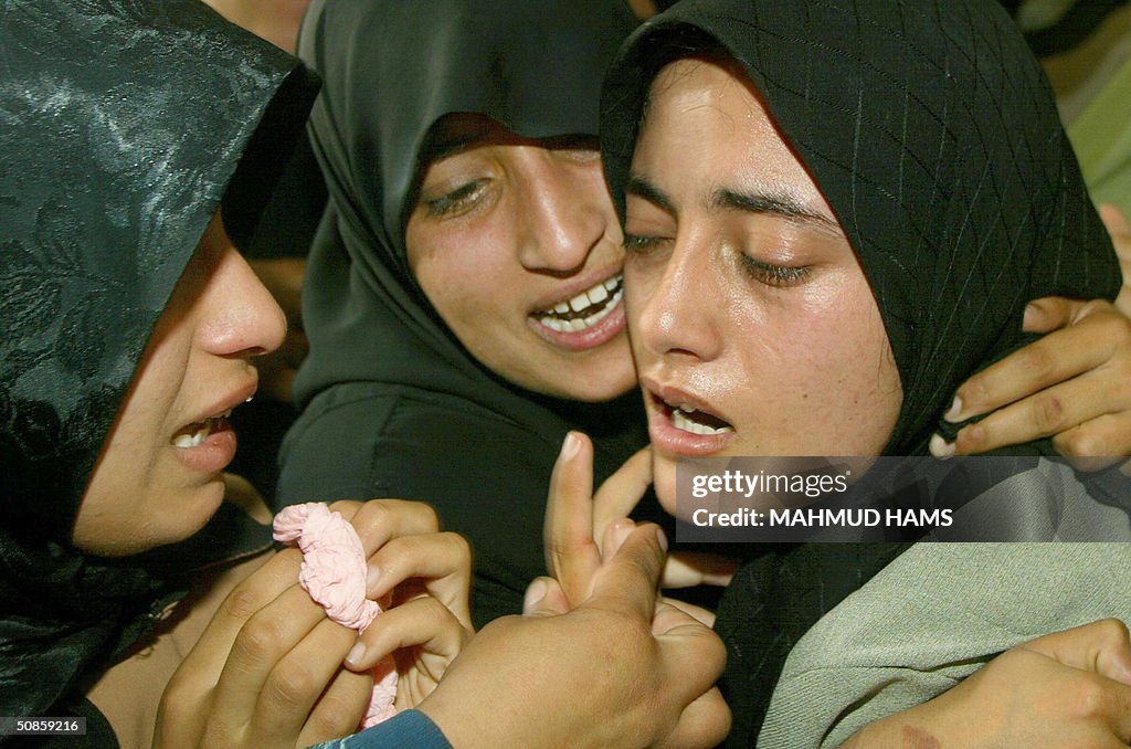 Palestinian sisters of Ragab Barhum mour