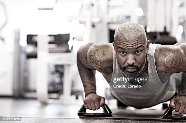 middle aged bearded black man at a gym - black male bodybuilders 個照片及圖片檔