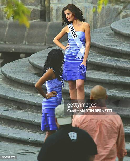 Miss Ukraine Oleksandra Nikolayenko and Miss Turks & Caicos Shamara Ariza make a commercial spot at the Independence square, 20 May 2004, in Quito,...