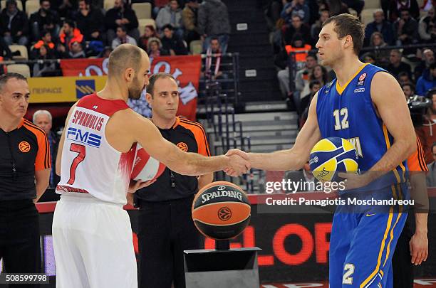 Vassilis Spanoulis, #7 of Olympiacos Piraeus shakes hands with Sergey Monia, #12 of Khimki Moscow Region during the Turkish Airlines Euroleague...