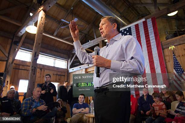 Ohio Governor and Republican presidential candidate John Kasich speaks at a town hall style meeting on February 5, 2016 in Hollis, New Hampshire....