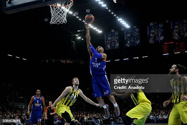 Alex Tyus of Anadolu Efes in action during the Turkish Airlines Euroleague Basketball Top 16 Round 6 game between Anadolu Efes and Fenerbahce at Abdi...