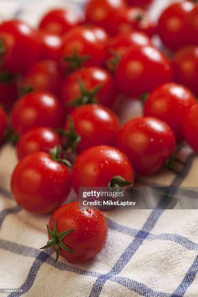 Tomaten auf Handtuch