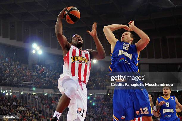 Darius Odom, #1 of Olympiacos Piraeus competes with during the Turkish Airlines Euroleague Basketball Top 16 Round 6 game between Olympiacos Piraeus...