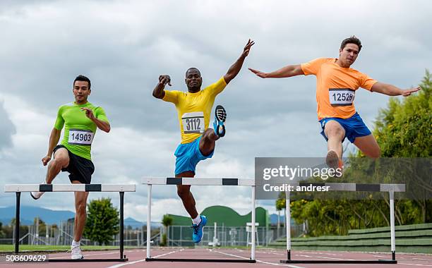 men steeplechasing - steeplechase track event 個照片及圖片檔