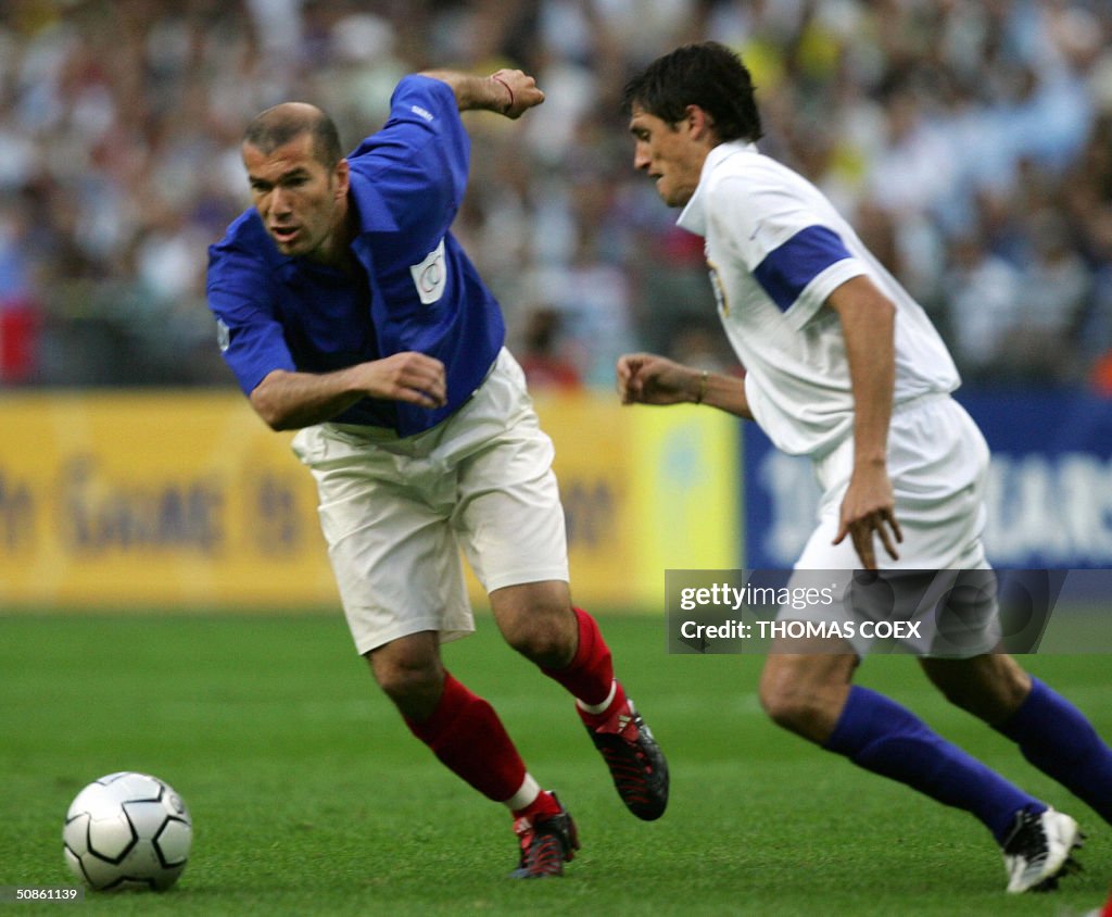 France's midfielder Zinedine Zidane (L)