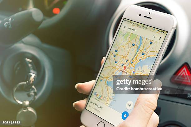 smartphone mapping while in car - navigatieapparatuur stockfoto's en -beelden