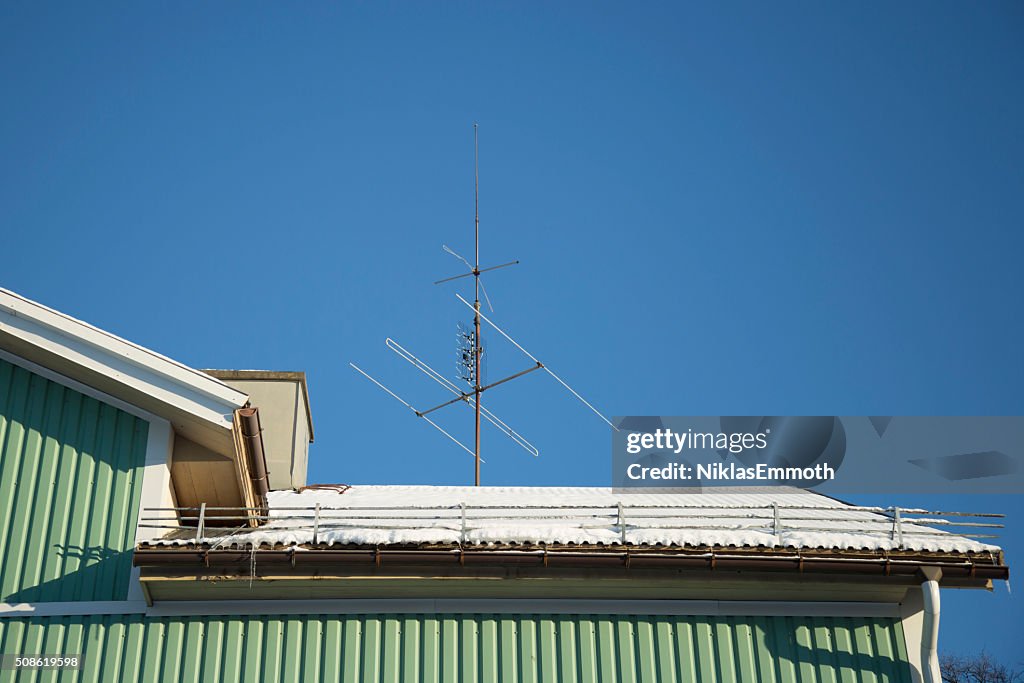 TV-Antenne auf schneebedeckte Dach
