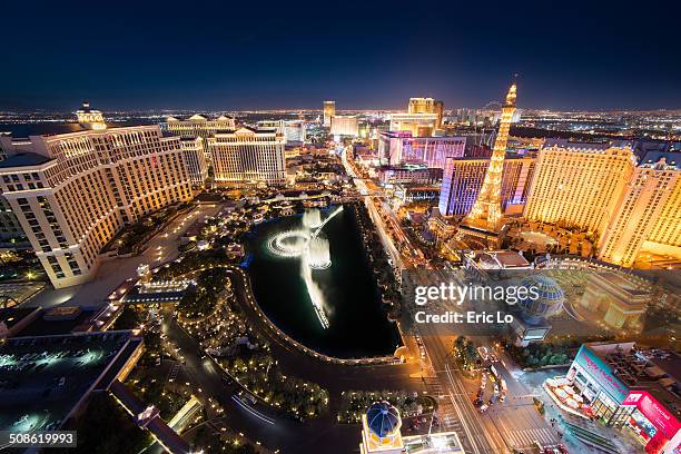 when night falls - las vegas skyline night photos et images de collection