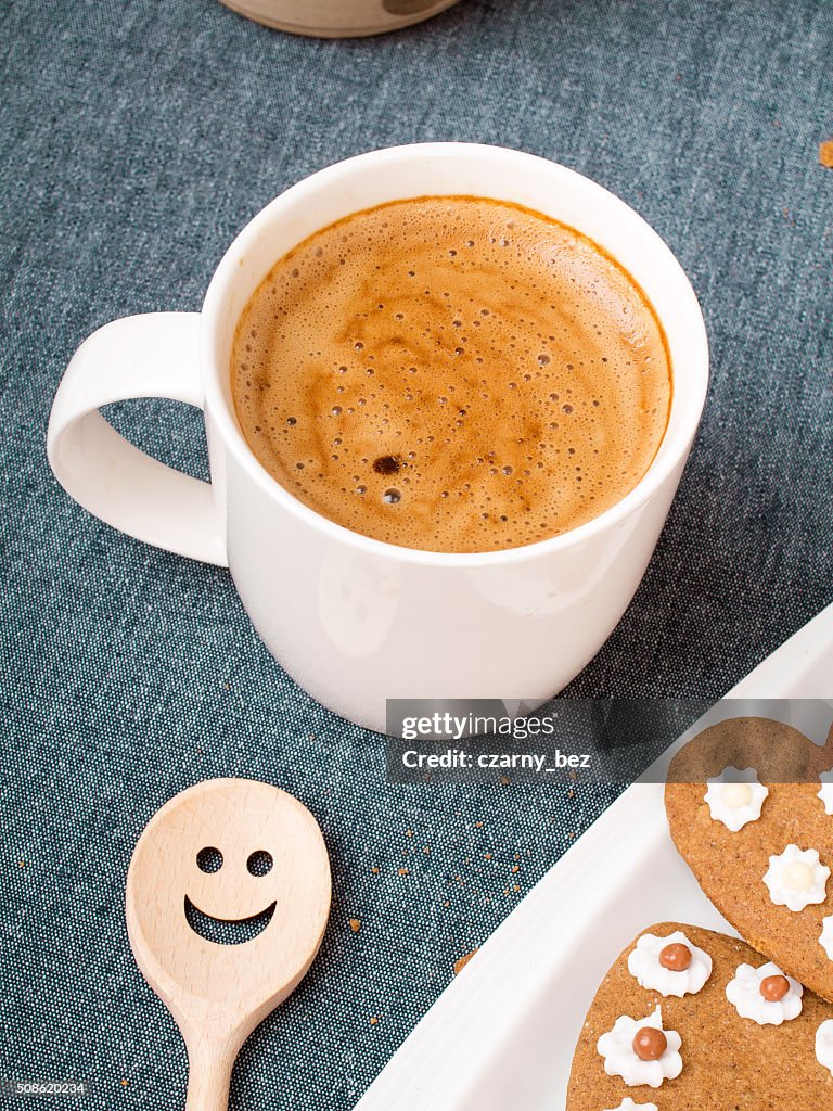 Tasse de café et biscuits en forme de cœur
