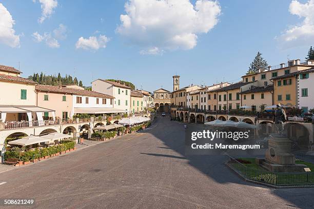 piazza (square) giovanni da verazzano - chianti streek stockfoto's en -beelden