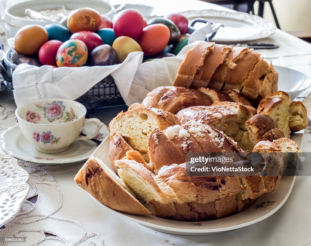 Tabla Arreglo de Pascua con PAN, huevos y bebida caliente