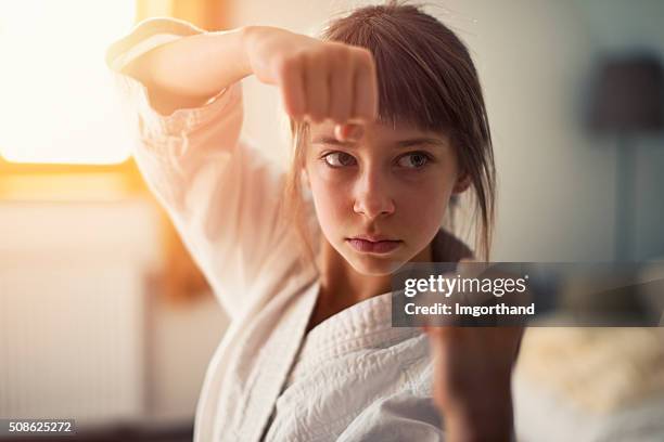 niña pequeña practicar karate - combat sport fotografías e imágenes de stock