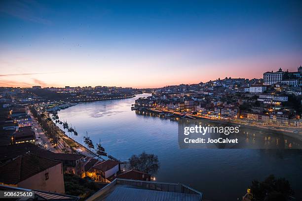 porto, fluss douro ein sonnenuntergang - portwein stock-fotos und bilder