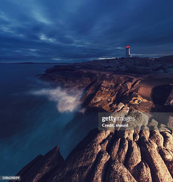 iluminar la costa - peggys cove lighthouse fotografías e imágenes de stock