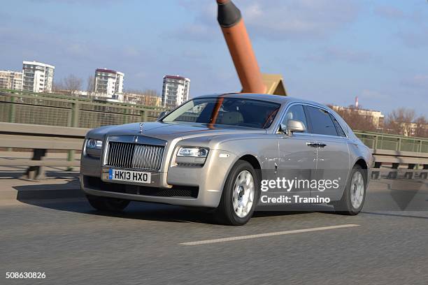 rolls-royce silver ghost extended driving on the street - rolls royce silver ghost 個照片及圖片檔