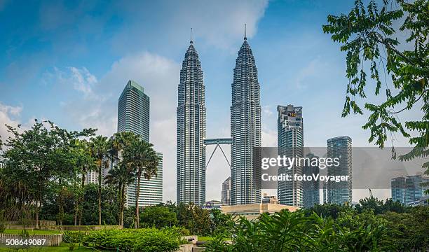 kuala lumpur petrona rascacielos torres de enmarcados con follaje klcc malasia - kuala lumpur fotografías e imágenes de stock