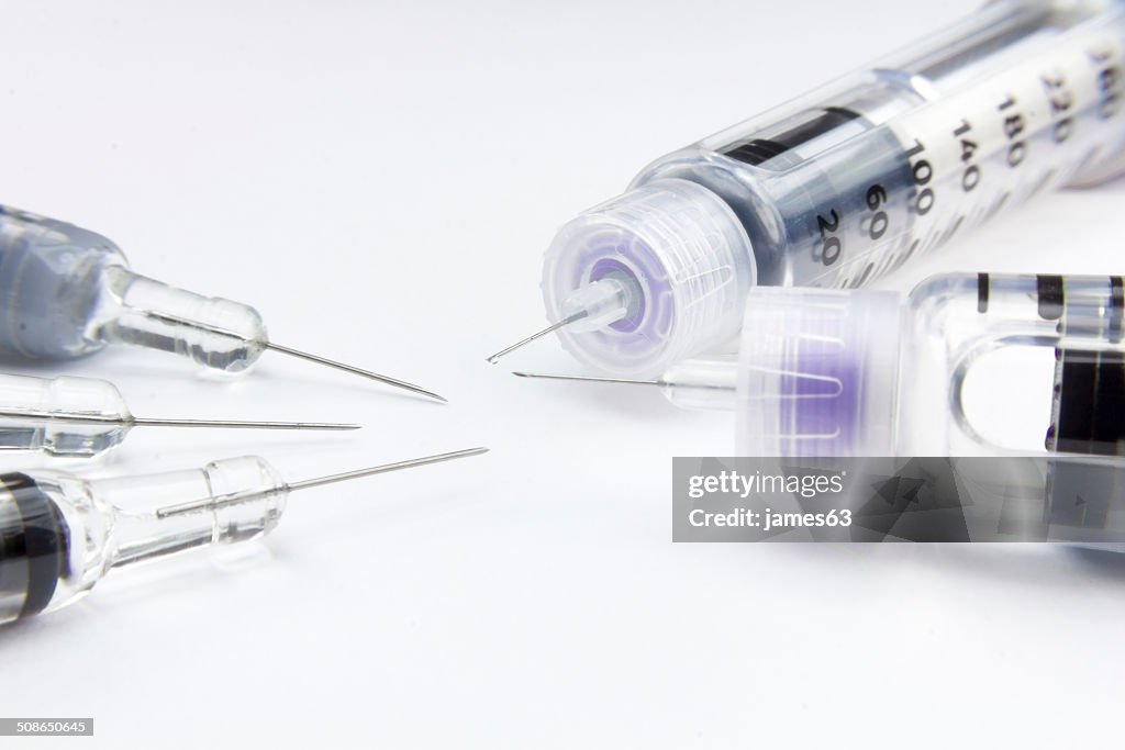 Moderno le siringhe e gli aghi per iniezione di insulina per il diabete