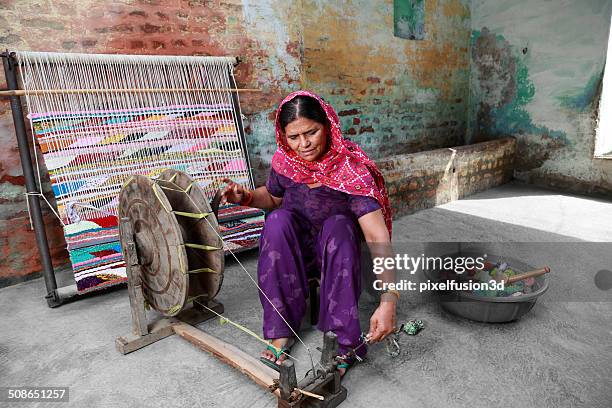 indische frauen weben textil (durry). - kunsthandwerk stock-fotos und bilder