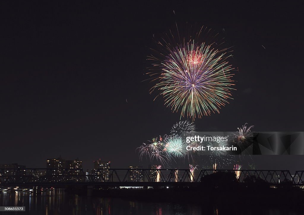 Wunderschöne Tokyo-Feuerwerk von Tokio Odaiba Bereich