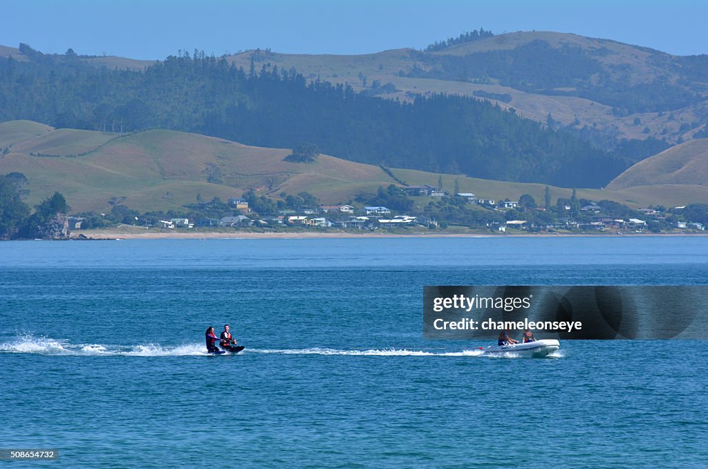 Menschen Wasserski über Mercury Bay-New Zealand