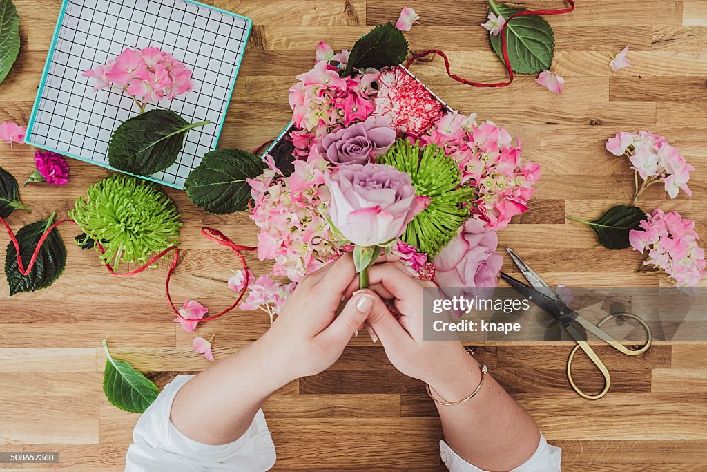 Frau Verpackung Valentinstag Blumen und Geschenke über