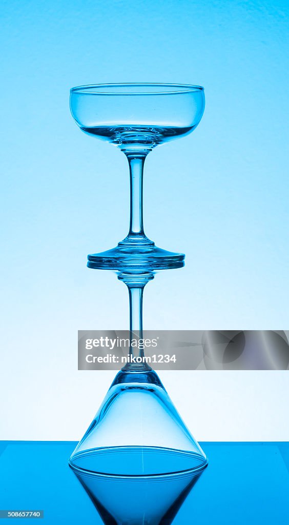 Glas Wein auf blauem Hintergrund mit