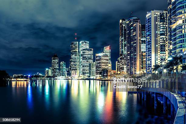 brisbane en noche, australia - brisbane city fotografías e imágenes de stock