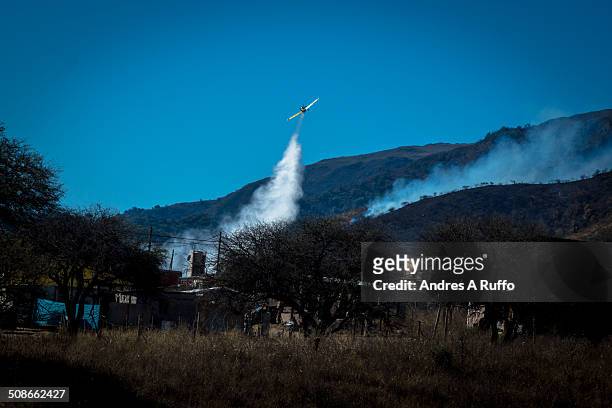 Outbreak of fire in the balcony area of ??the commune san roque, argentine, working 13 fire crews and 2 firefighting planes