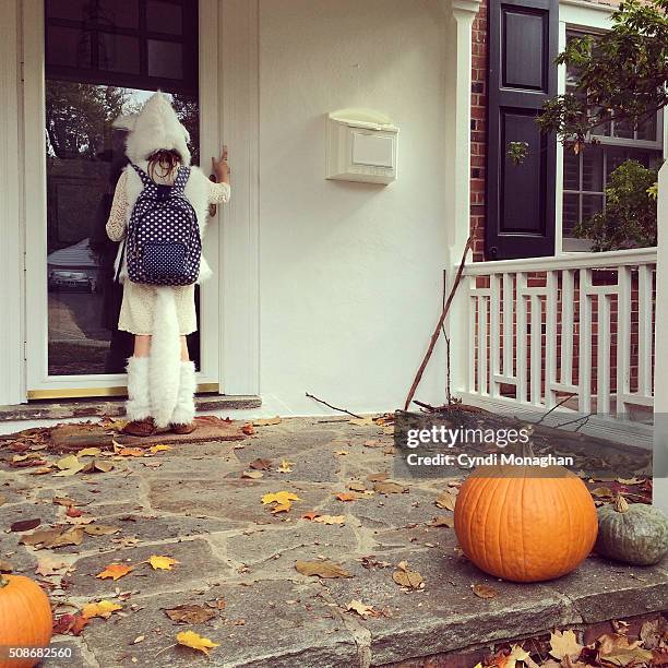 trick or treating - girl doorbell stockfoto's en -beelden