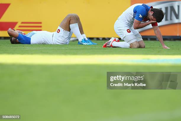 Arthur Retiere and Fulgence Ouedraogo of France looks dejected during the match between France and Samoa 2016 Sydney Sevens at Allianz Stadium on...