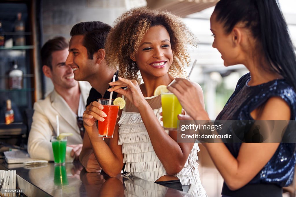 Freunde haben Spaß an der bar im Freien