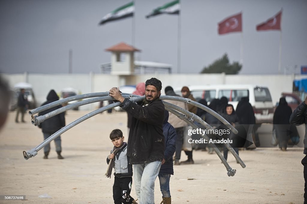 Syrians wait on Turkey-Syria border near Aleppo