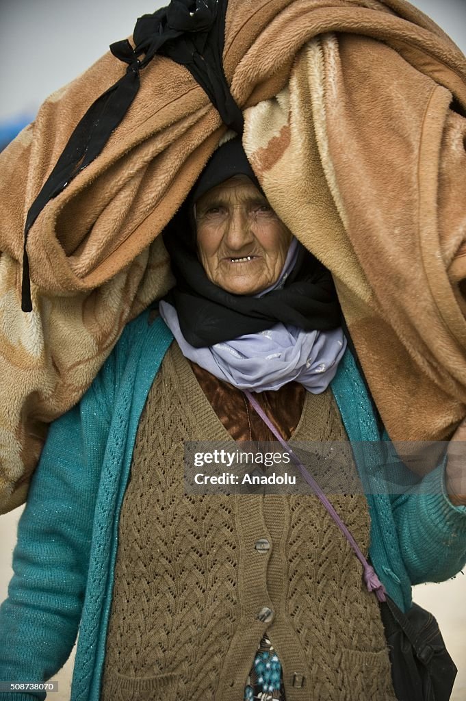 Syrians wait on Turkey-Syria border near Aleppo