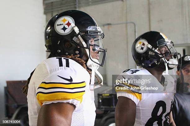 Markus Wheaton and Antonio Brown of the Pittsburgh Steelers take the field before the game against the Cincinnati Bengals at Paul Brown Stadium on...