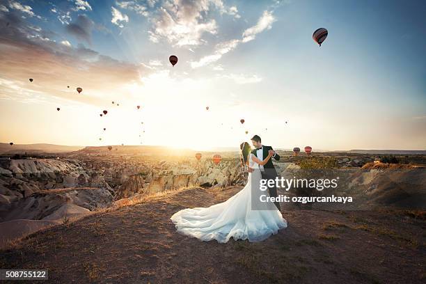 bride and groom - bruidspaar stockfoto's en -beelden